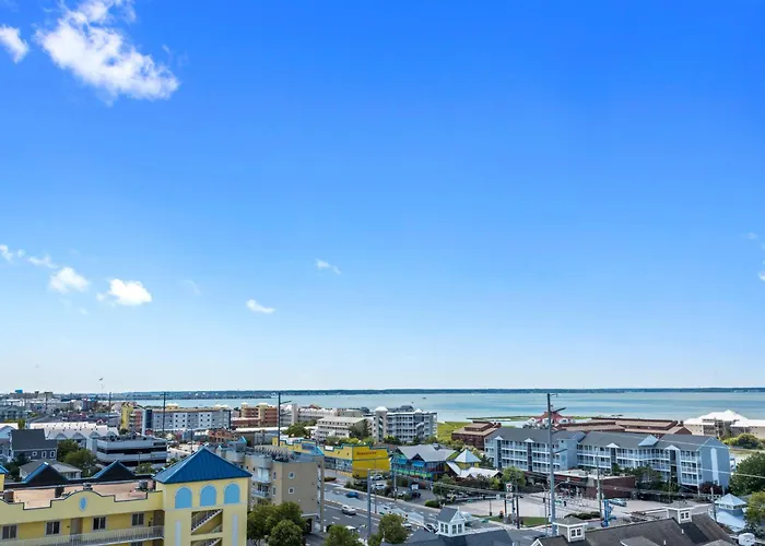 Holiday home Oceanview 3br3ba With Rooftop Pool, Balcony, And Ocean & Bay Views *